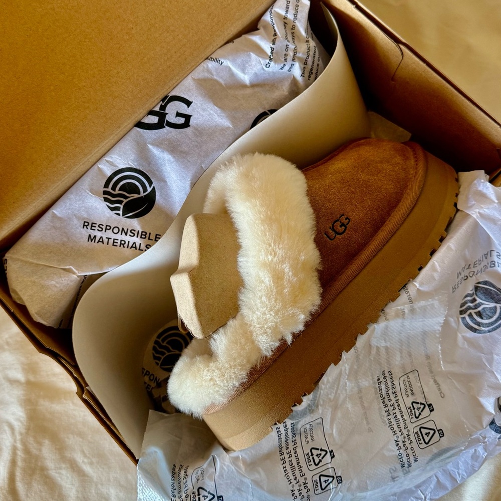 UGG Disquette Shoe - 8 - Picture 10 of 11